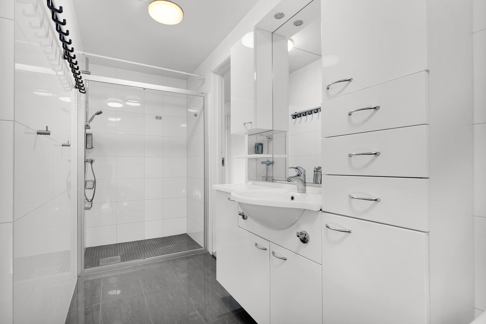 Leilighet i u.etg: badet er innredet med stor dusjnisje og hjørnebadekar Galleribilde