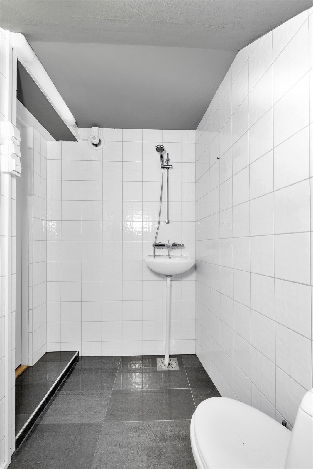 Leilighet i u.etg: vaskerom/wc. Opplegg til dusjgarnityr Galleribilde