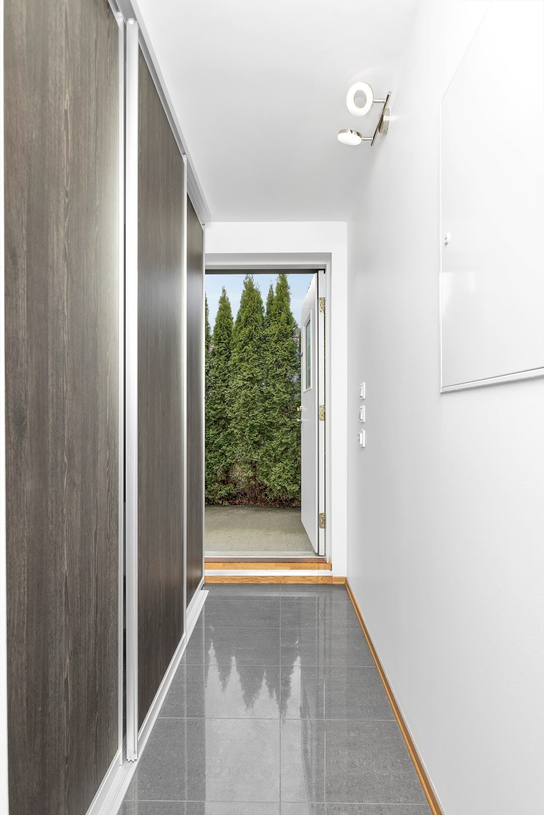 Leilighet i u.etg.: entré som utstyrt med skyvedørsgarderobe Galleribilde