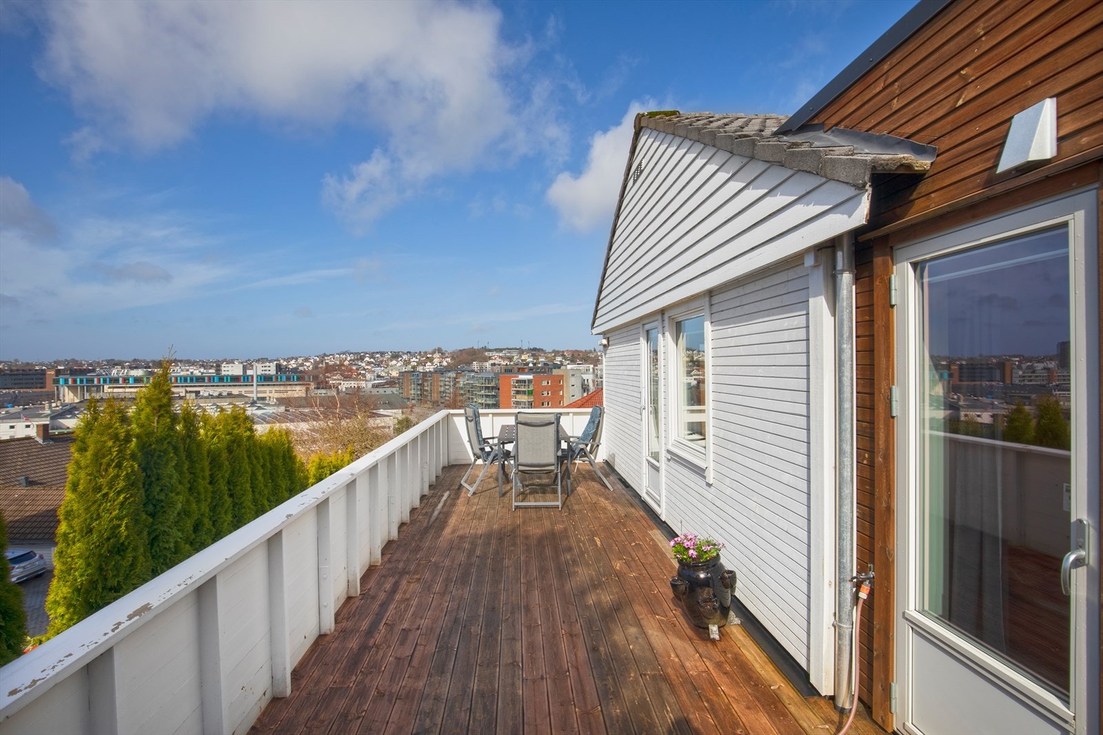 Terrasse med utgang fra hoveddel Galleribilde