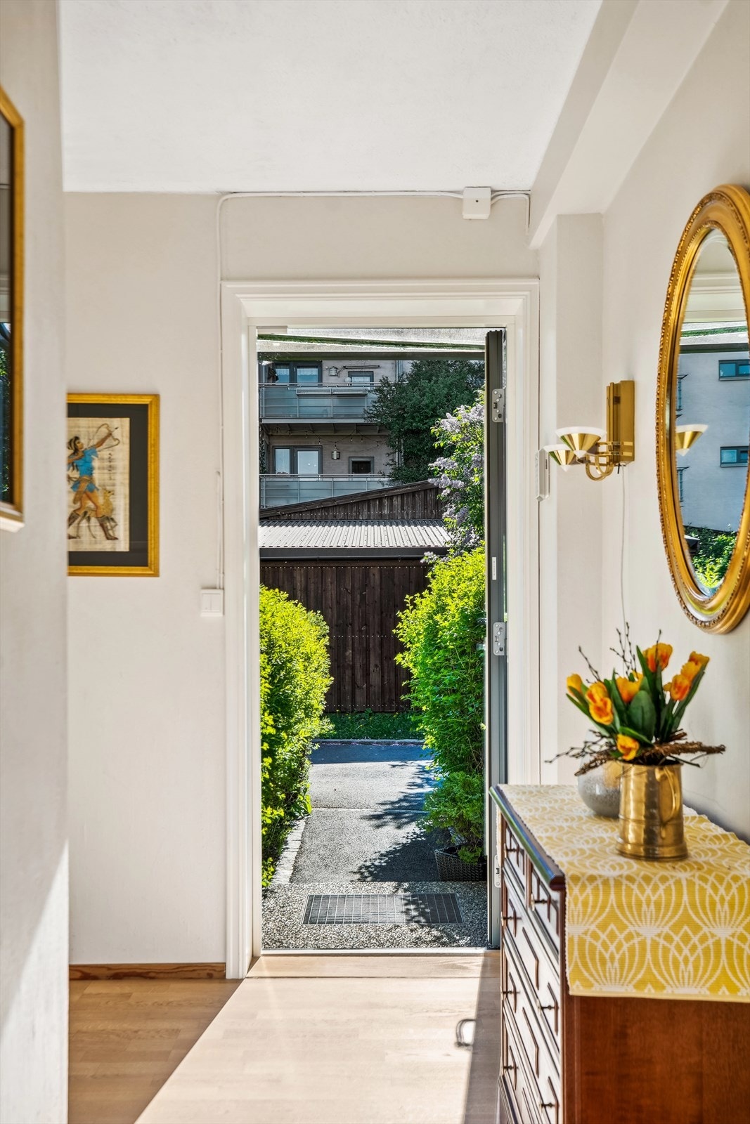 Det er trappefri adkomst til boligen med uteplass hvor morgensola kan nytes. Galleribilde