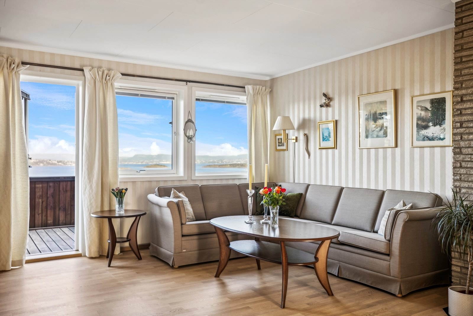 Den gode utformingen, sammen med de lyse overflatene, gjør det enkelt å innrede oppholdsrommet etter eget ønske. Galleribilde