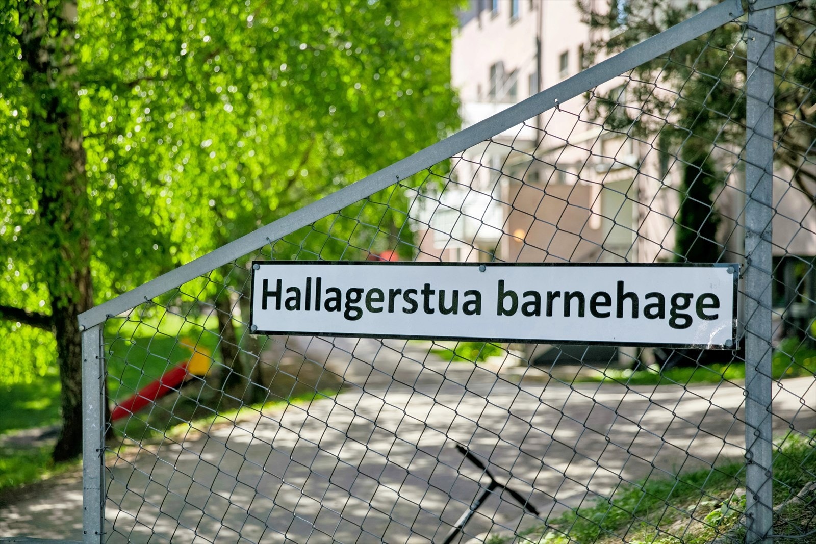 Hallagerstua barnehage er en privat barnehage og den har i mange år leid lokaler av borettslaget (etablert i 1987). Galleribilde