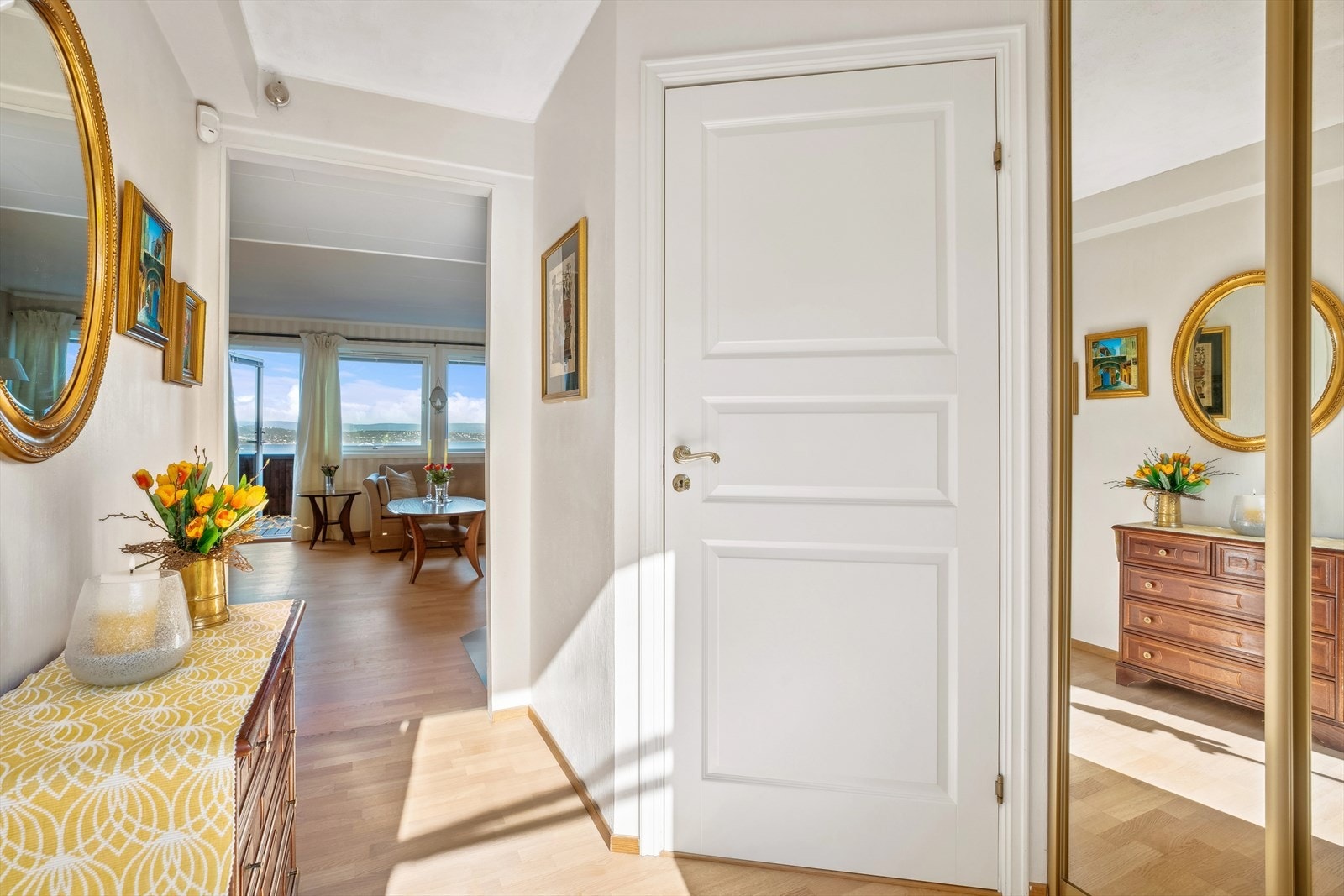 Velkommen inn - her ønskes du velkommen inn i en entré med plass til å henge fra deg ytterklær. Praktisk skyvedørsgarderobe med speilfronter. Galleribilde