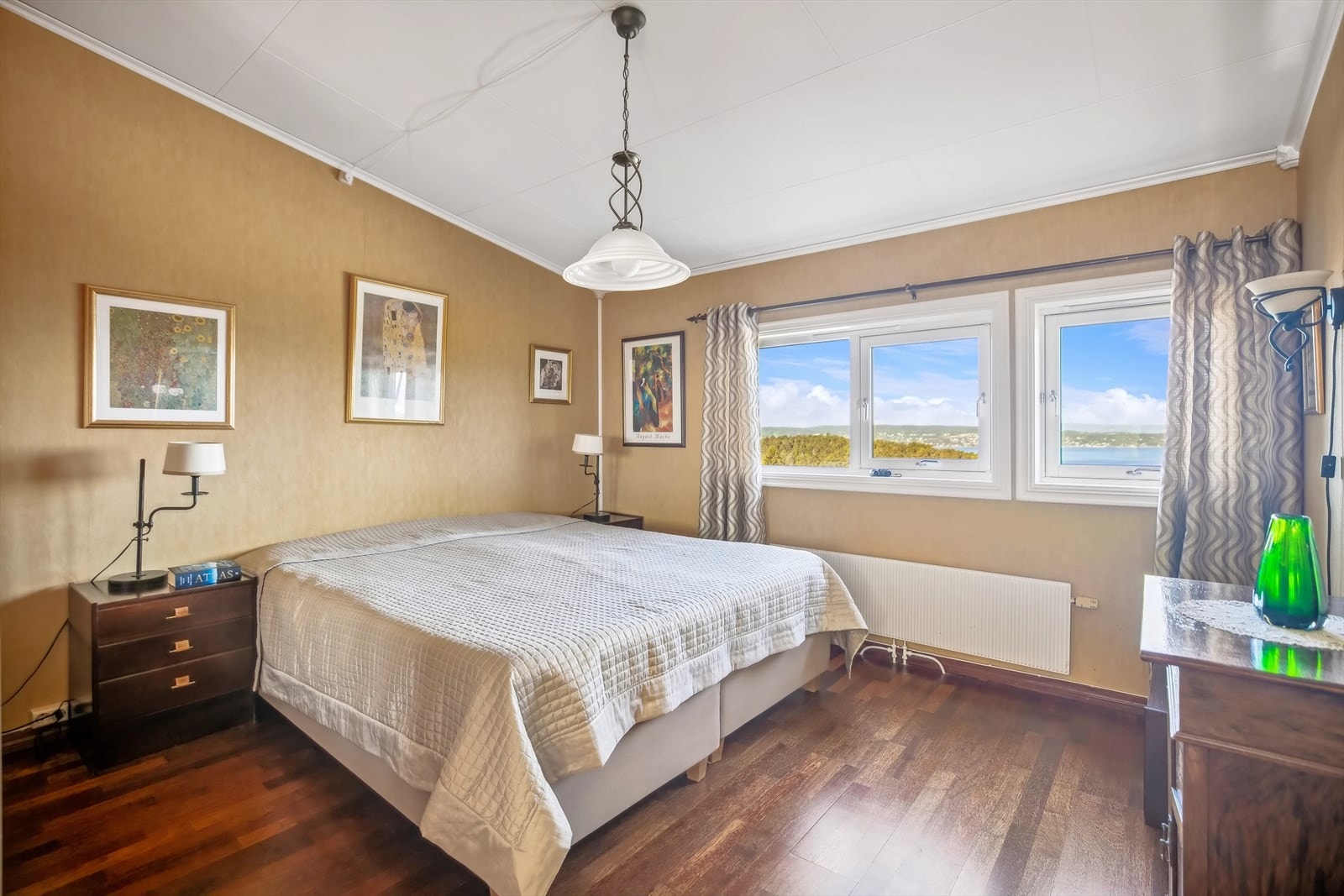 Det er plass til en stor dobbeltseng samt nattbord på hovedsoverommet, god lagringsplass i skyvedørsgarderobe. Galleribilde