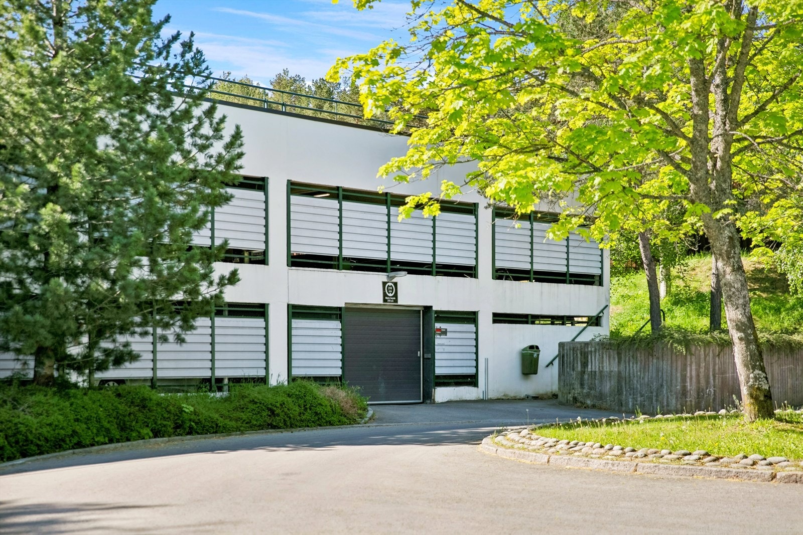 Boligen disponerer en garasjeplass med opplyst mulighet for opplegg for elbil lading. Fast plass i garasjeanlegg, nederste plan. Galleribilde