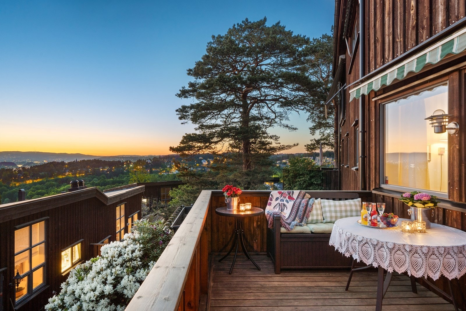 Fra stuen er det utgang til solrik terrasse på ca 10,5 kvm. Galleribilde