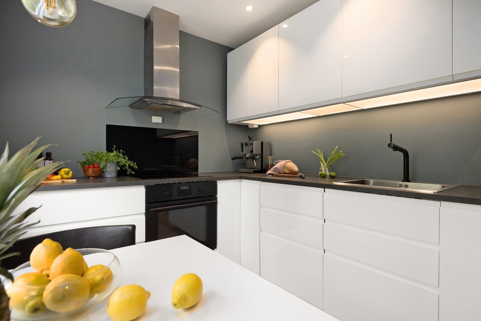 Tiltalende innredning med skapinnredning opp til himling Galleribilde