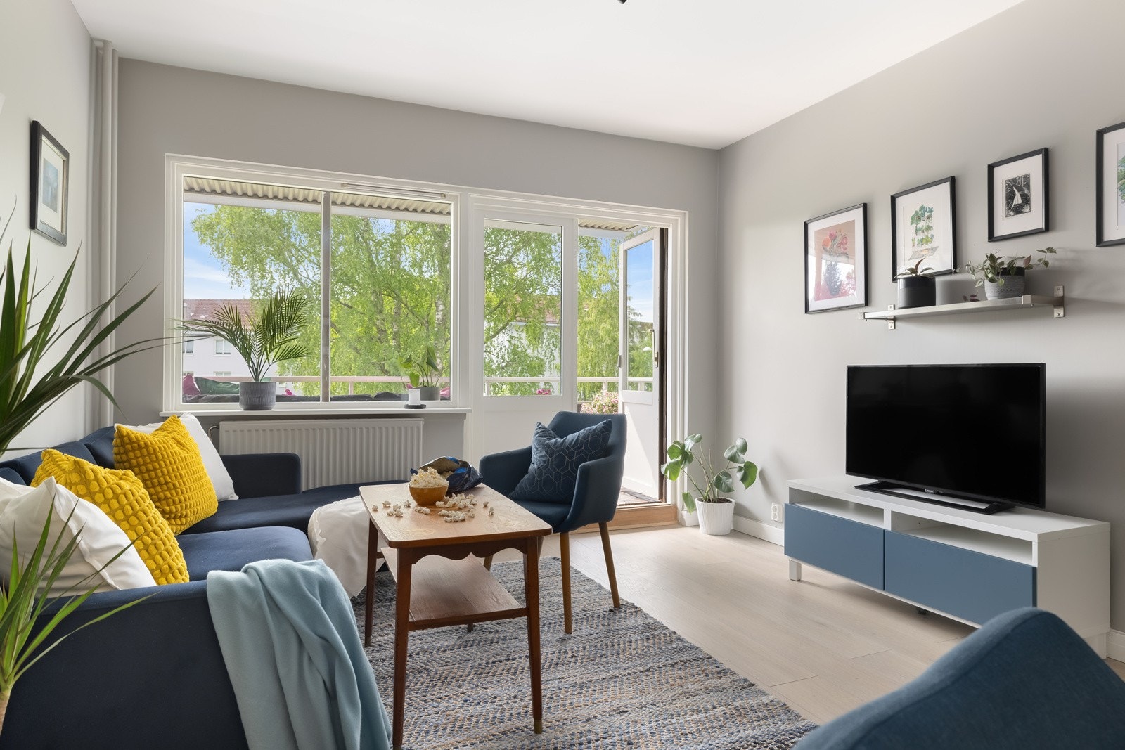 Utgang i enden av stuen til en solrik og luftig balkong Galleribilde