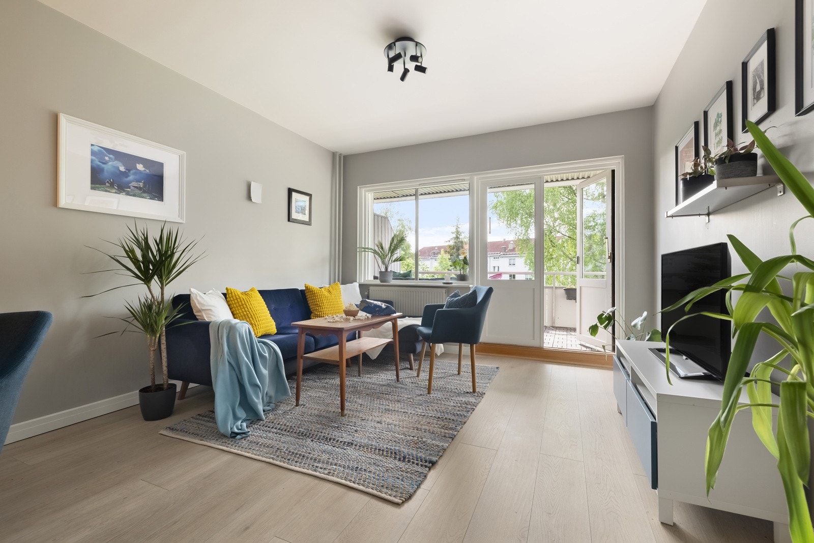 Stuen har god plass til sofagruppe og andre møblement Galleribilde