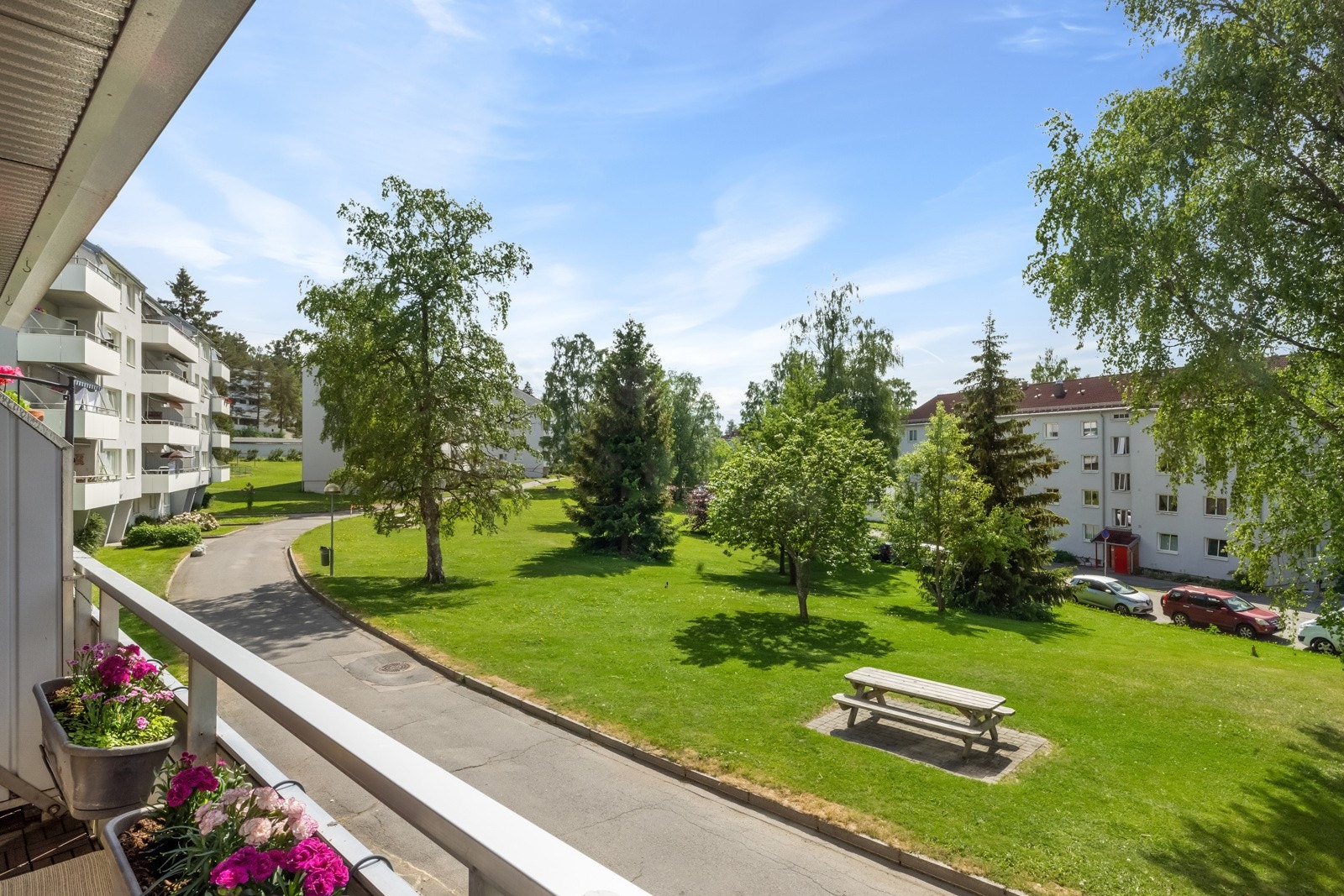 Utsikt over pent opparbeidet fellesareal Galleribilde