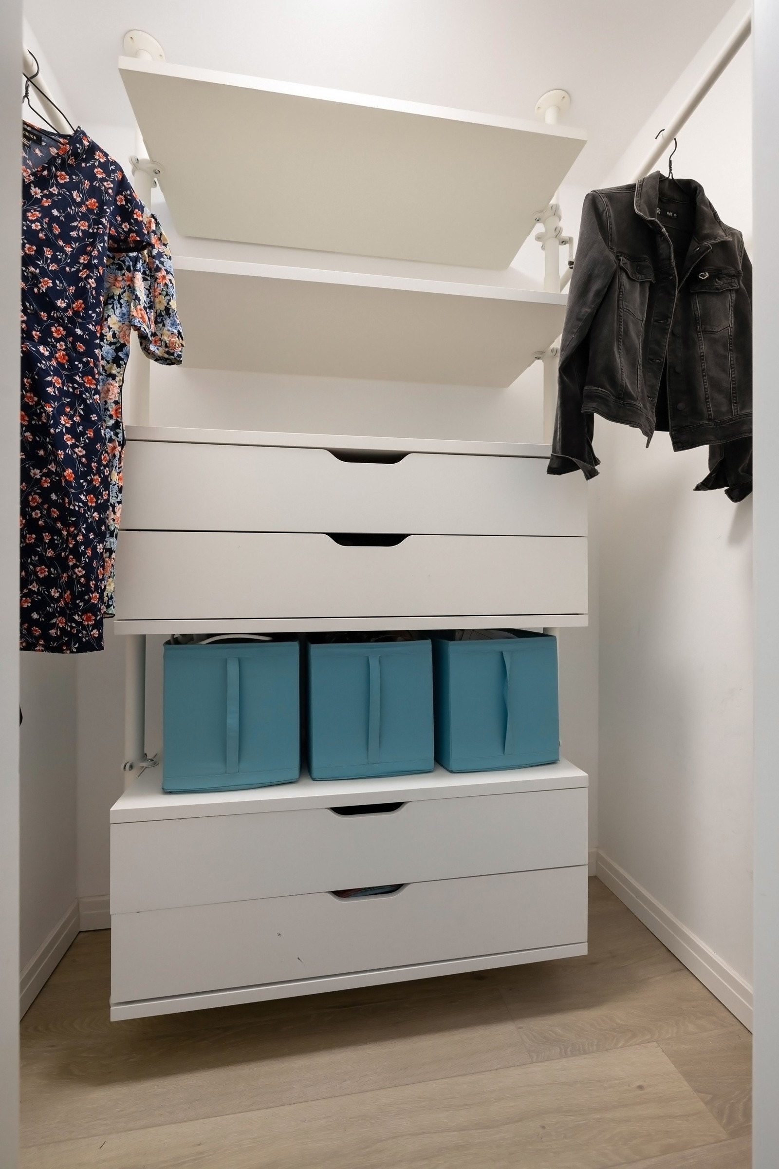 Praktisk bod i gangen for ekstra lagringsplass Galleribilde