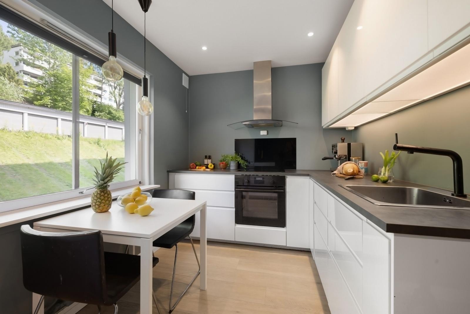 Eget kjøkken med god skap-og benkeplass Galleribilde