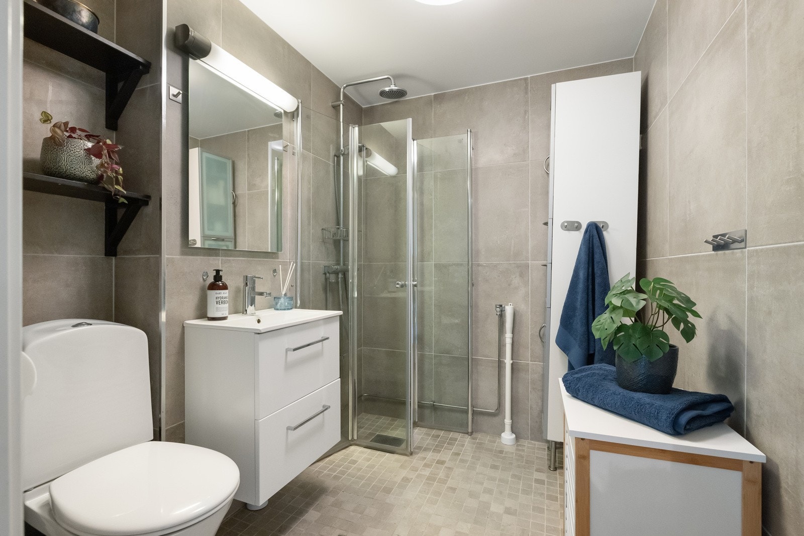 Bad med praktiske ledd-dører for ekstra plassbesparelse Galleribilde