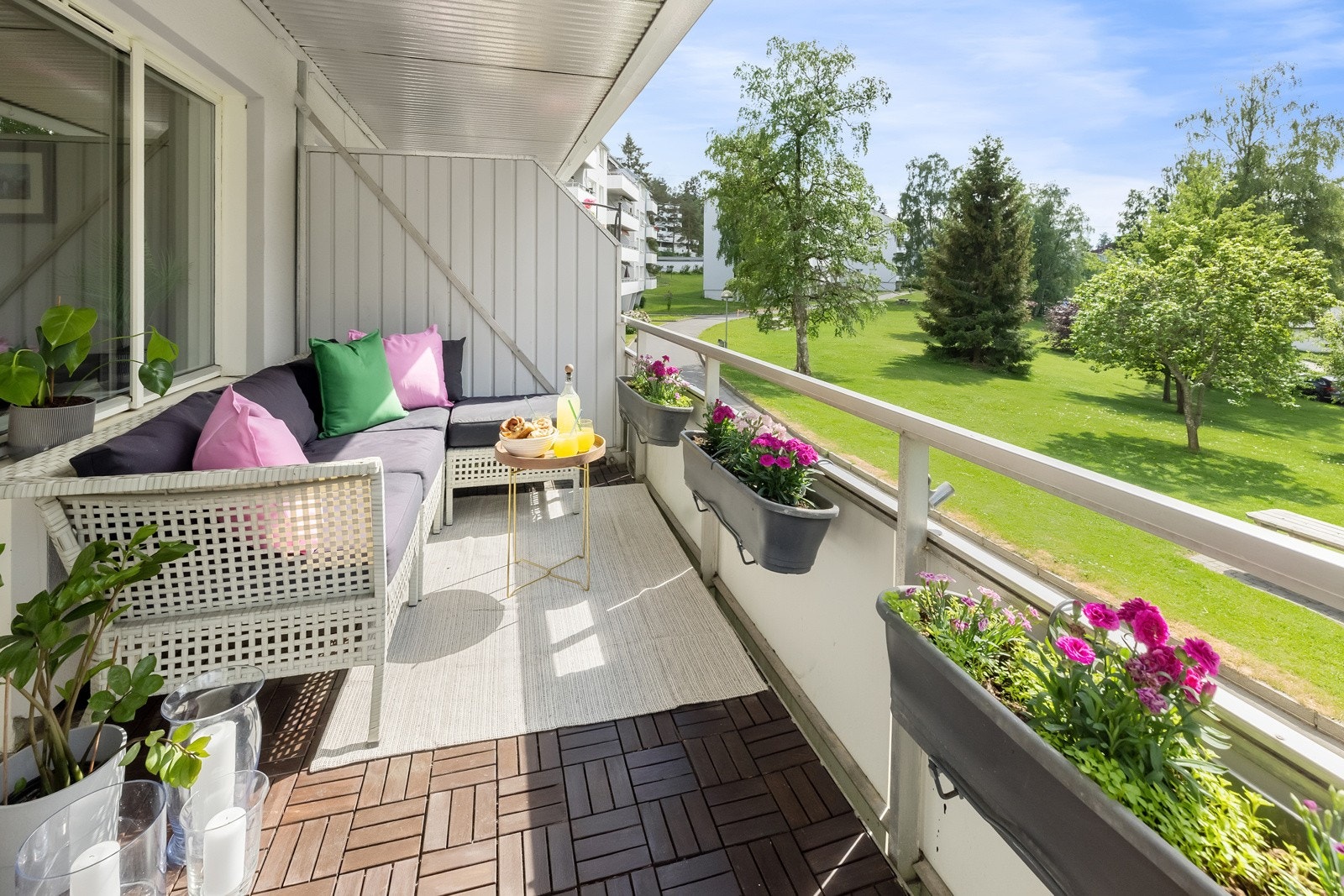 Balkongen ligger høyt og fint fra inngangspartiet Galleribilde