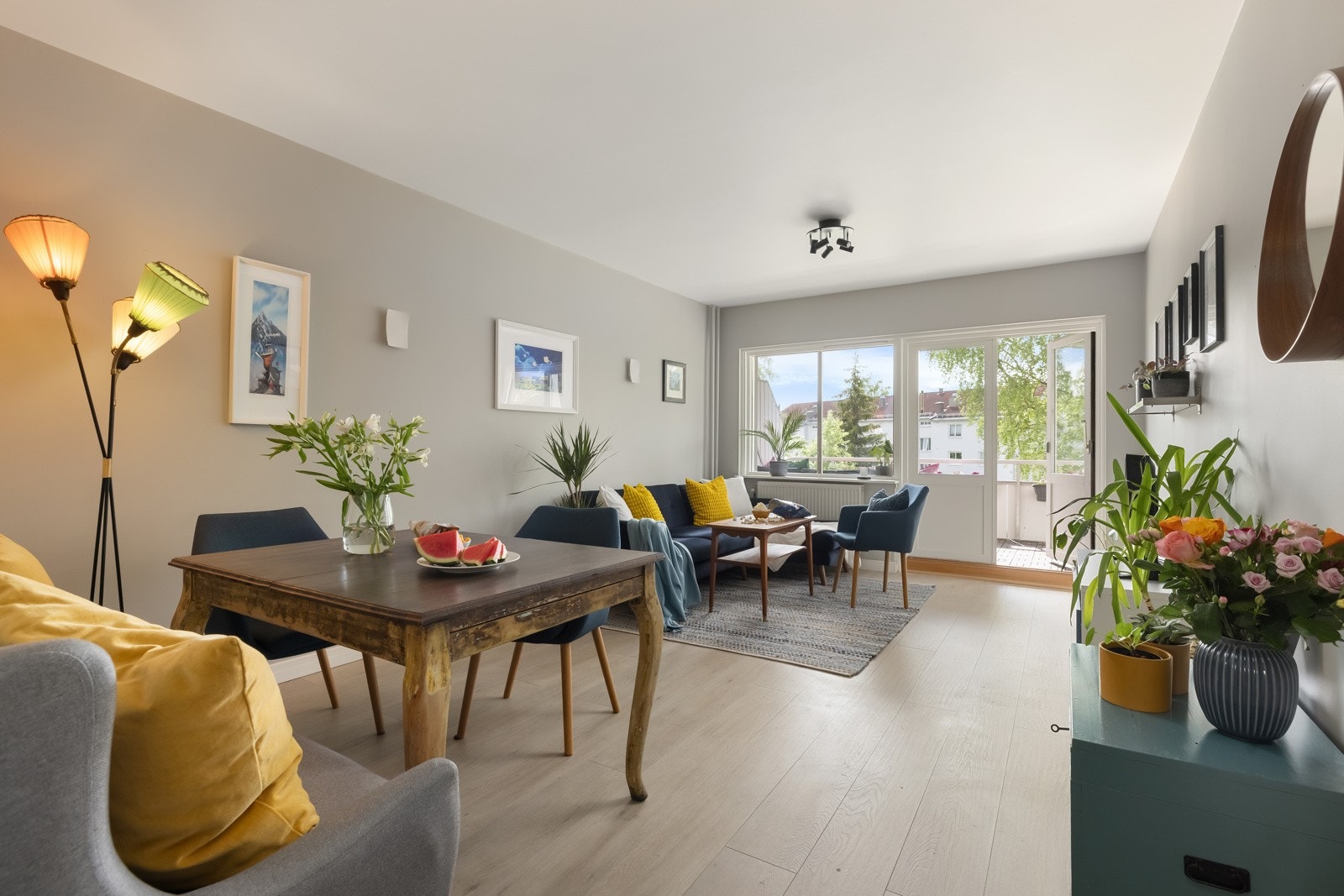 Stuen oppleves som generøs og luftig med store vindusflater Galleribilde