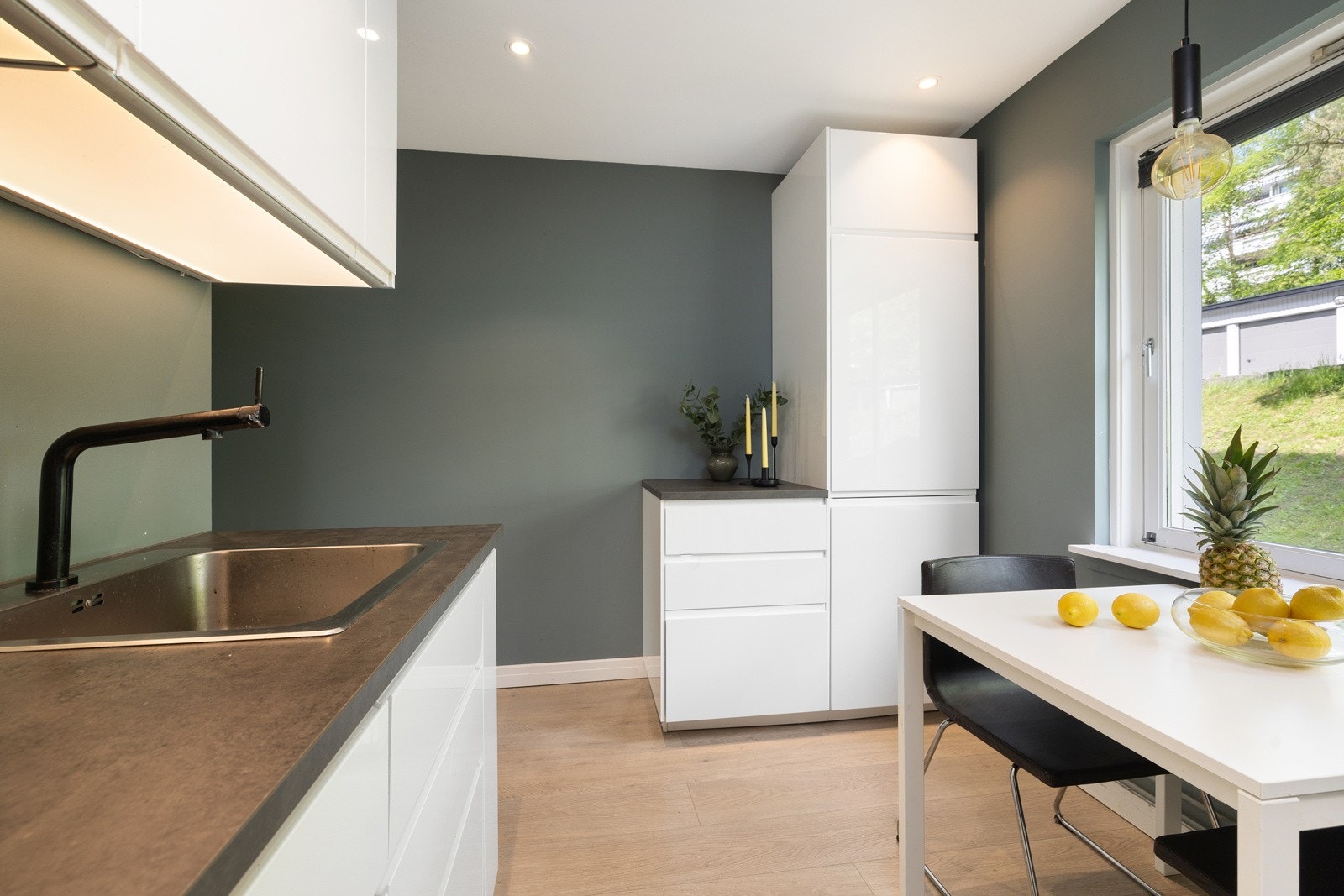 Det er god plass til kjøkkenbord Galleribilde