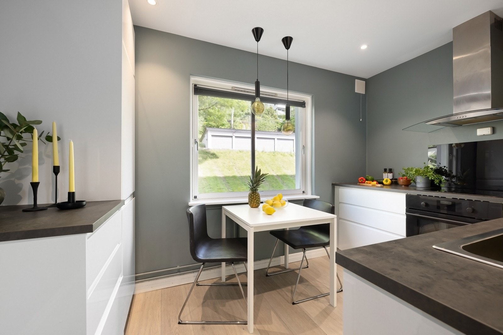 Deilig lysinnslipp fra stort kjøkkenvindu Galleribilde