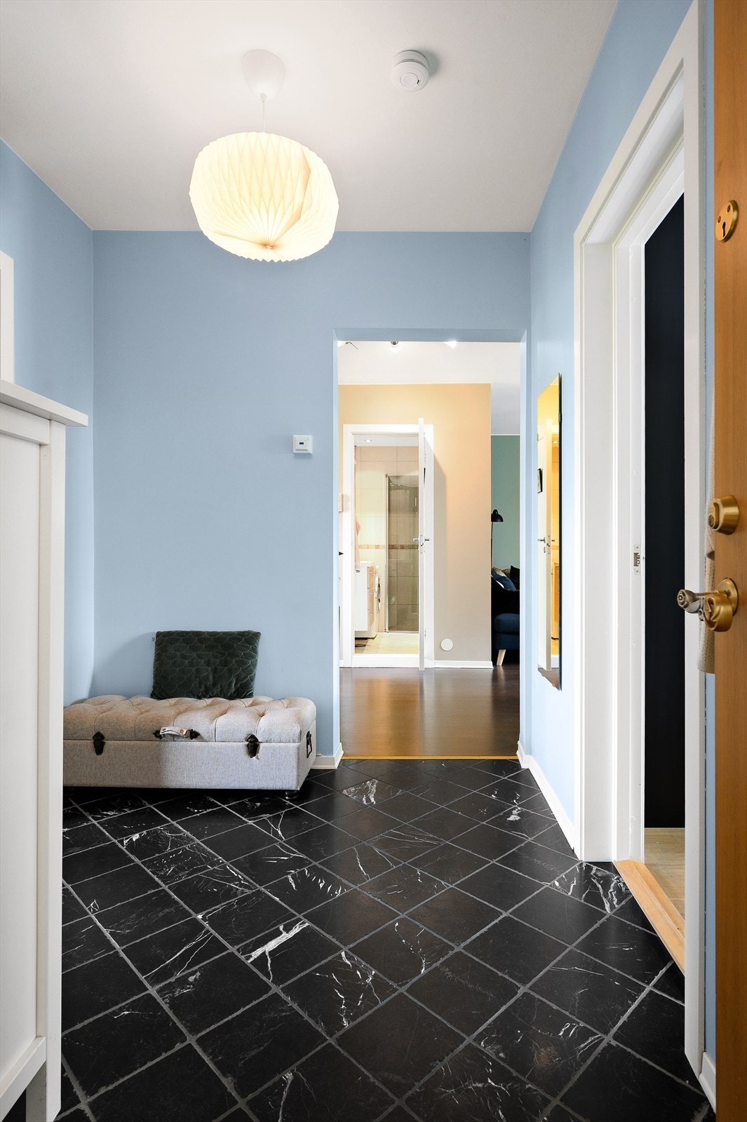 Lys og innbydende entrè gir et godt førsteinntrykk av boligen. Galleribilde