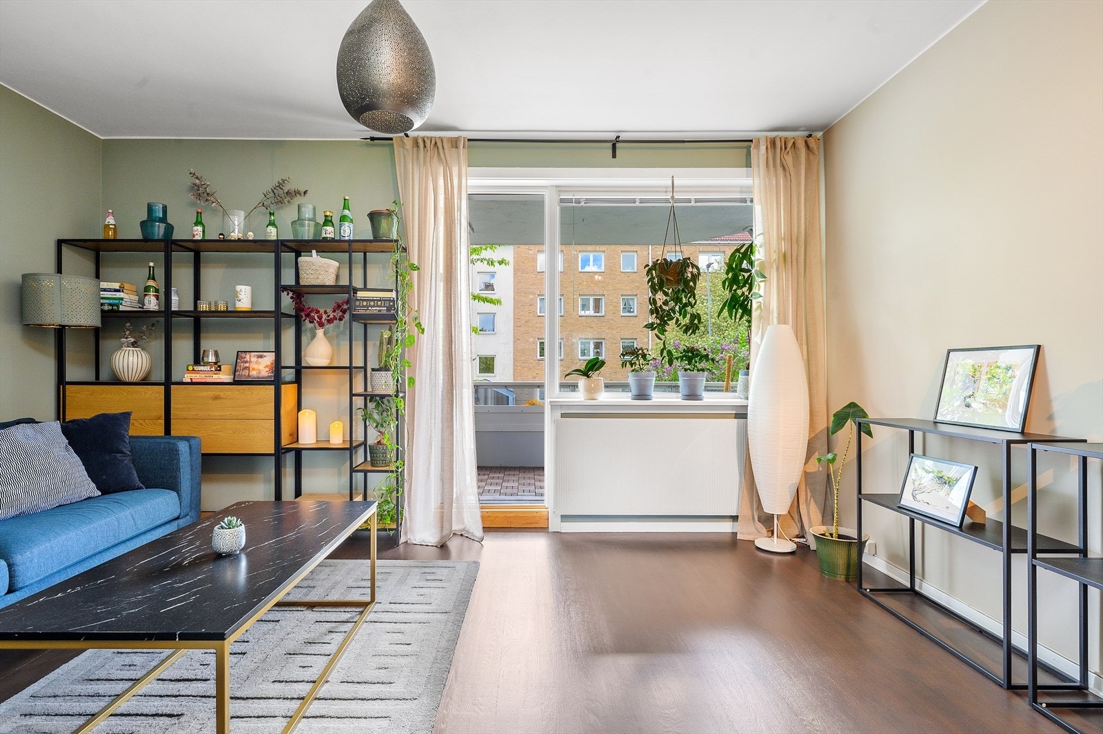 Leiligheten er gjennomført med lune fargevalg og store vindusflater som bidrar til en lys og god atmosfære. Galleribilde