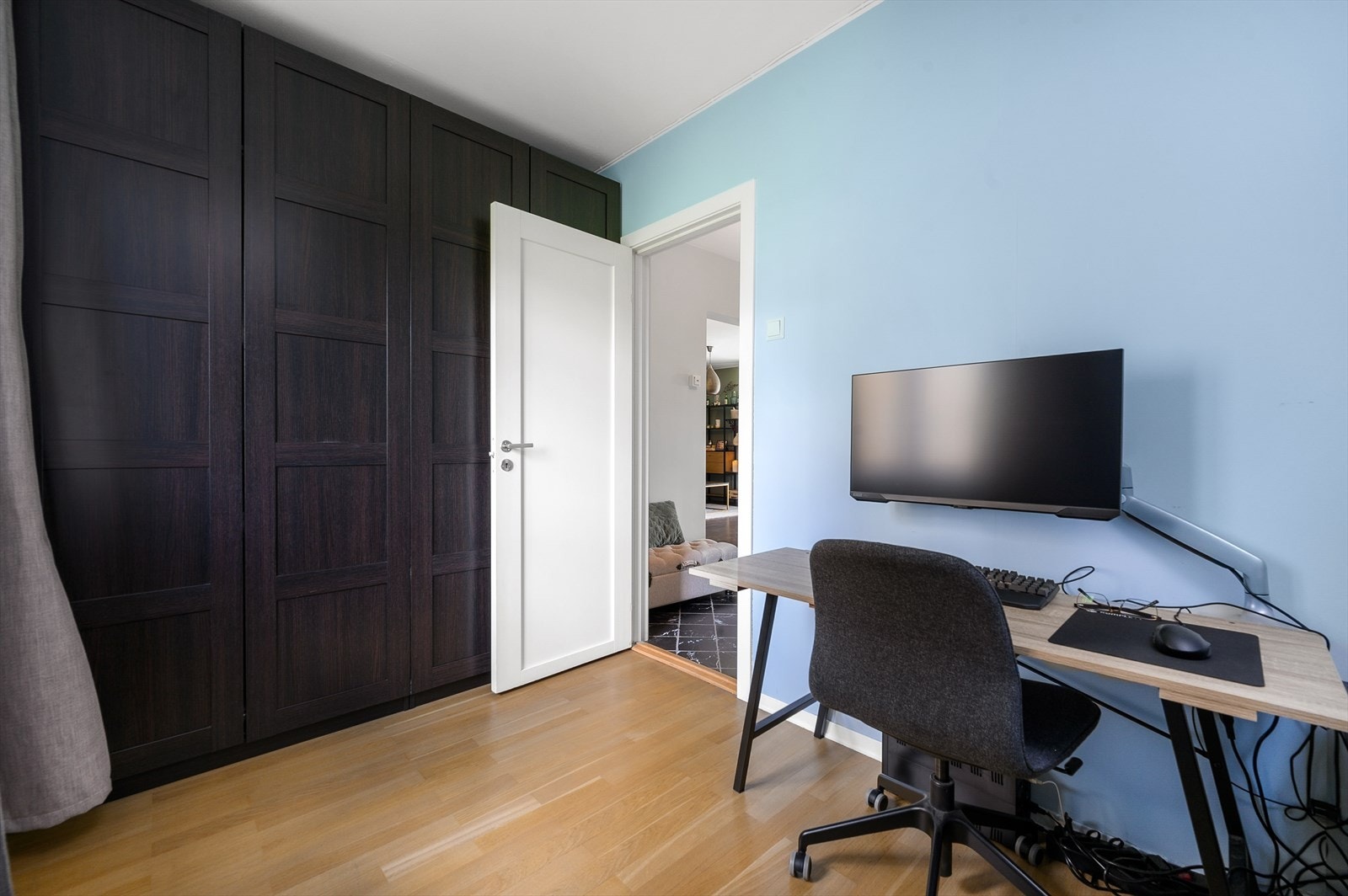 Det er gode muligheter for oppbevaring i garderobeskap. Galleribilde