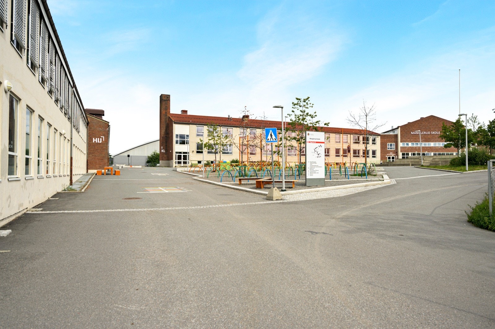 Leiligheten er beliggende i et barnevennlig område med nærhet til skole, barnehage og en rekke fritidstilbud. Galleribilde