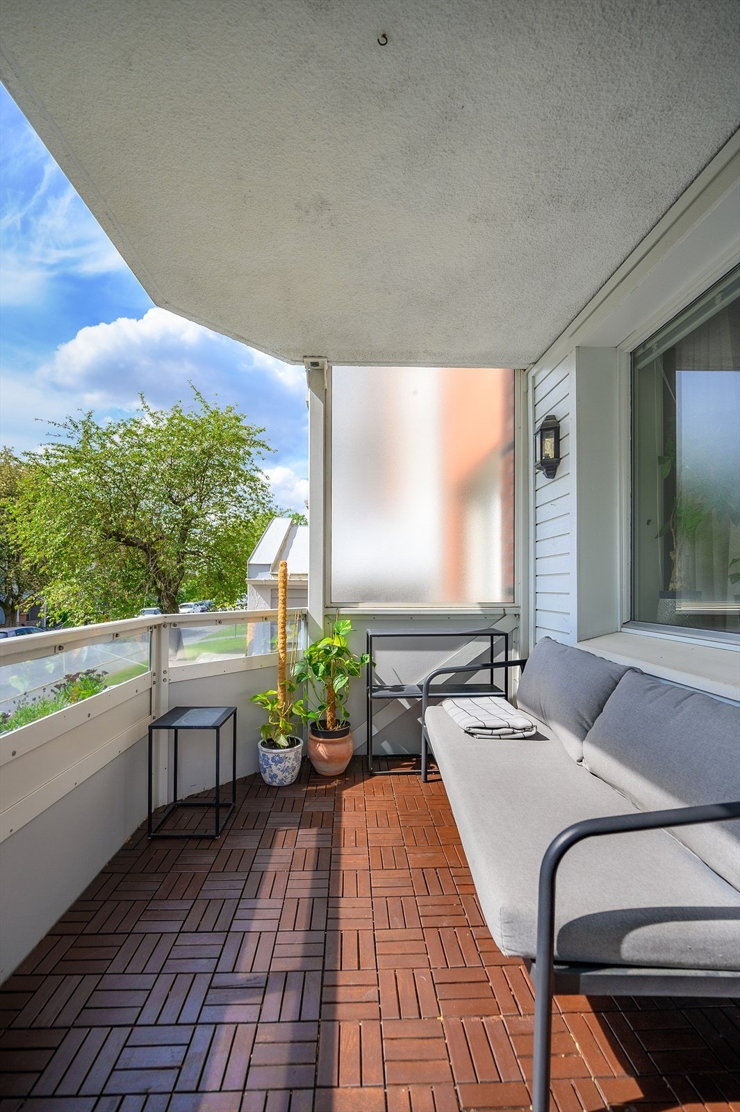 Balkongen kan enkelt innredes med sittegruppe og diverse annet utemøblement. Galleribilde