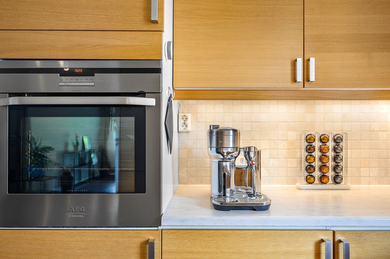 Det er installert hvitevarer som stekeovn/koketopp, kjøleskap-/ frys, og oppvaskmaskin. Galleribilde