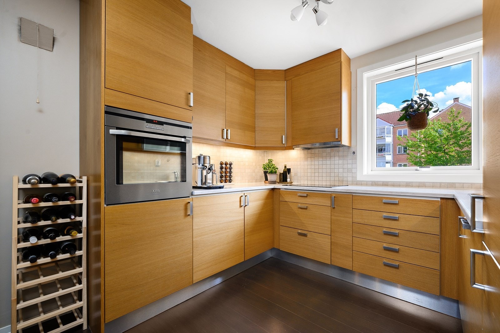 Lekkert kjøkken med god benke-/oppbevaringsplass. Galleribilde