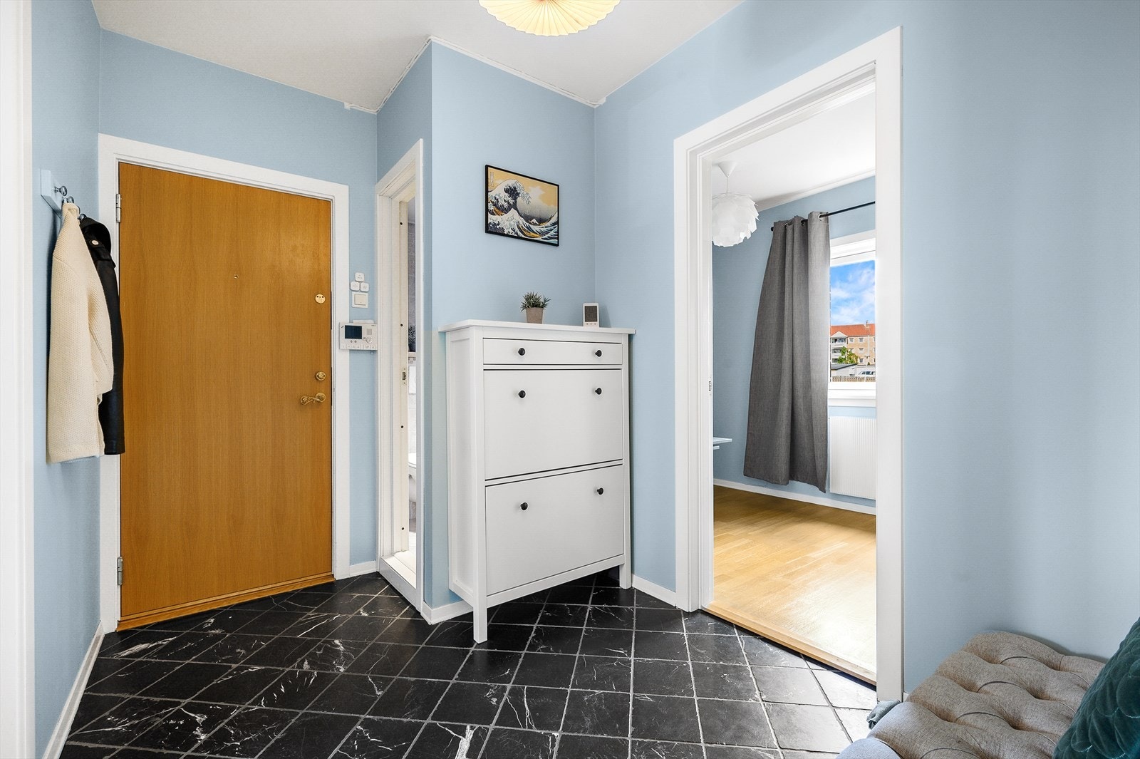 Velkommen inn! Entreèn har rikelig med plass til å henge fra seg yttertøy og sko. Galleribilde