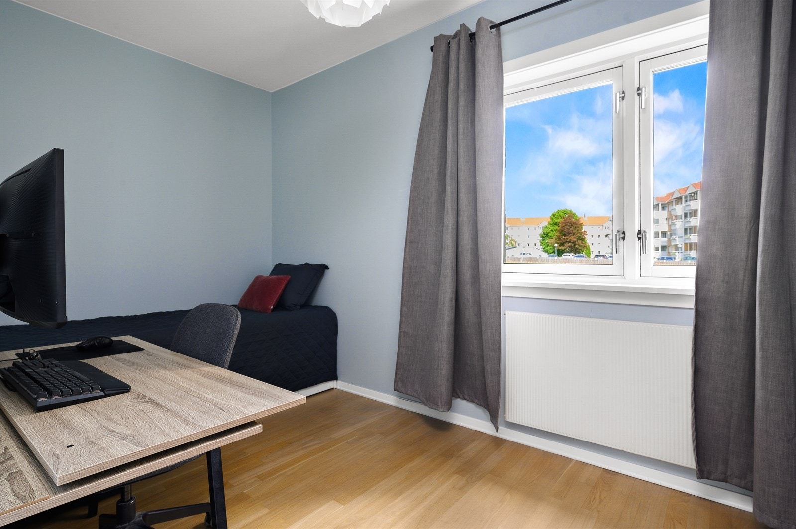 Soverom II | Lys og luftig soverom med god plass til seng og garderobeskap, ypperlig som gjesterom, kontor eller barnerom! Galleribilde