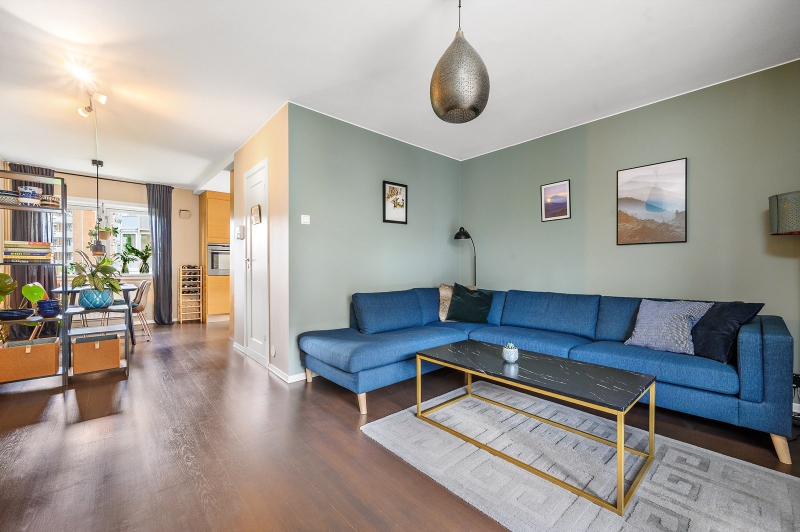 Stuen kan enkelt deles inn i naturlige soner for spisegruppe og sofahjørne. Galleribilde