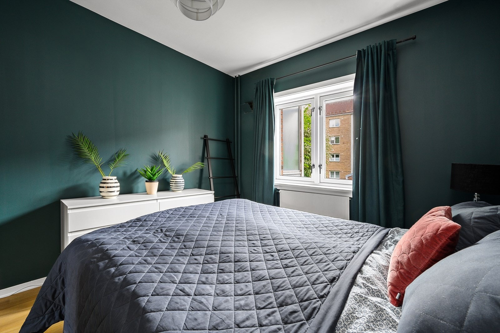 Hovedsoverommet er av god størrelse med plass til dobbeltseng, garderobeskap og tilhørende nattbord. Galleribilde