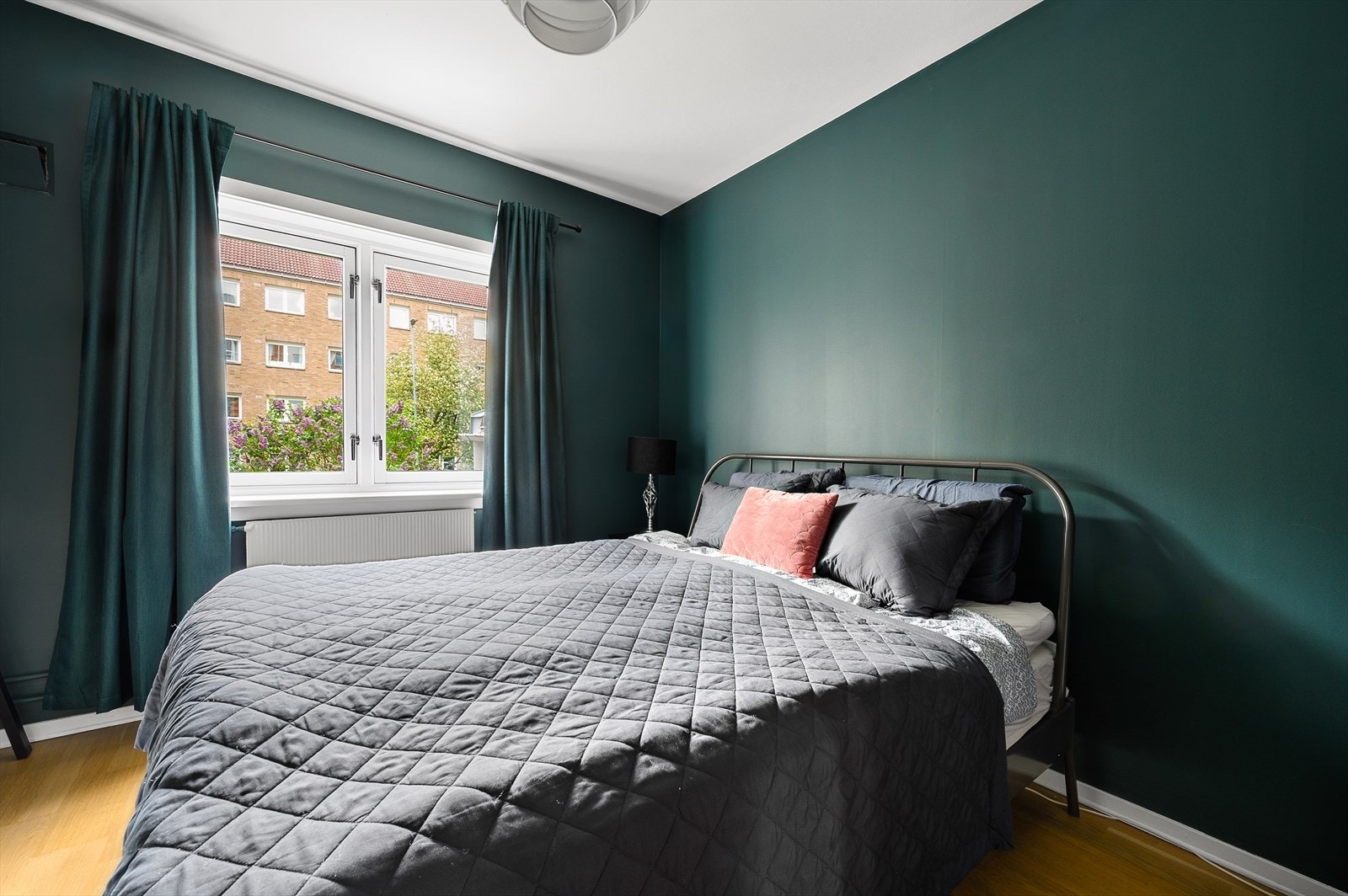 Hovedsoverommet er av god størrelse med plass til dobbeltseng, garderobeskap og tilhørende nattbord. Galleribilde