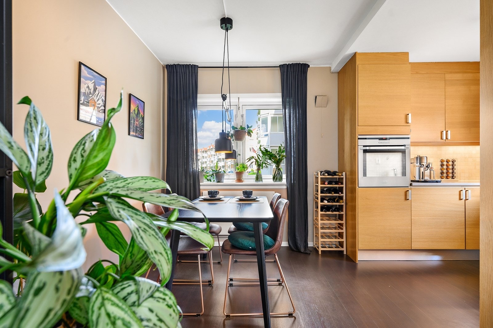 Det er god plass til en hyggelig spisegruppe i tilknytning kjøkkenet. Galleribilde