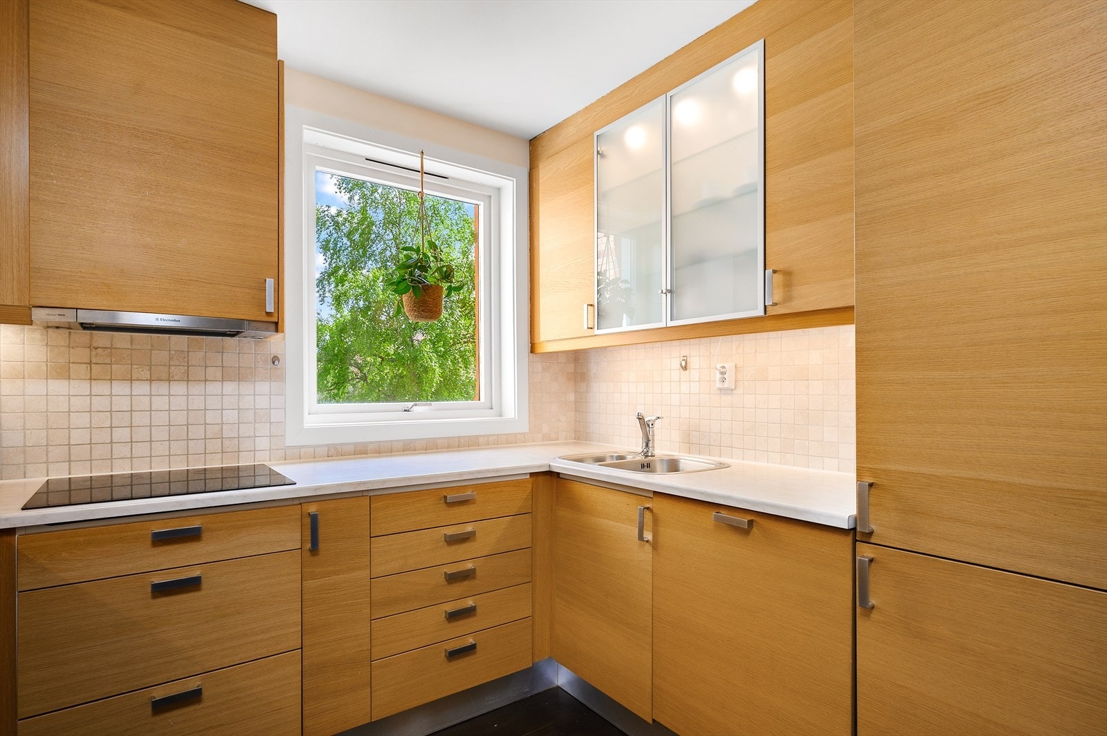 Tidløst og vedlikeholdt kjøkken med glatte fronter og benkeplate i laminat. Galleribilde