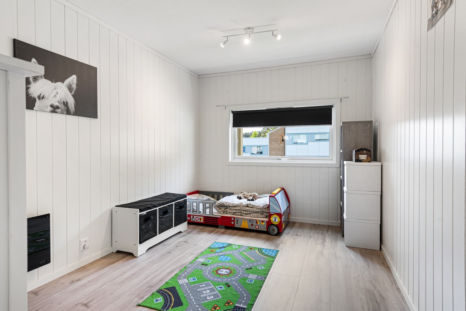 Soverom 2 er idag benyttet som barnerom. Her er det god plass til seng, garderobe og leker Galleribilde
