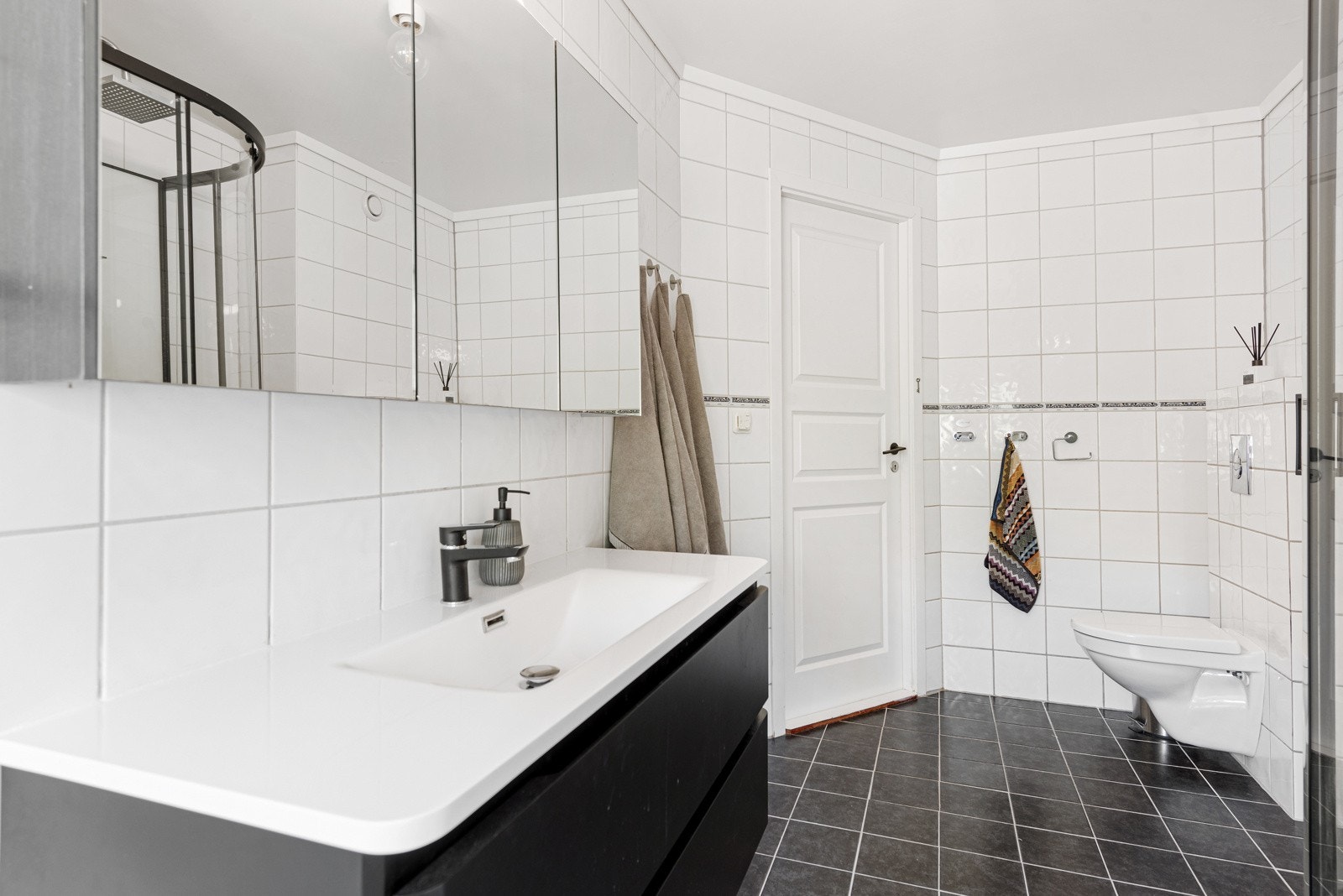 Det er nylig byttet baderomsinnredning med mye oppbevaringsplass. Her får du det fint under morgen- og kveldsstellet Galleribilde