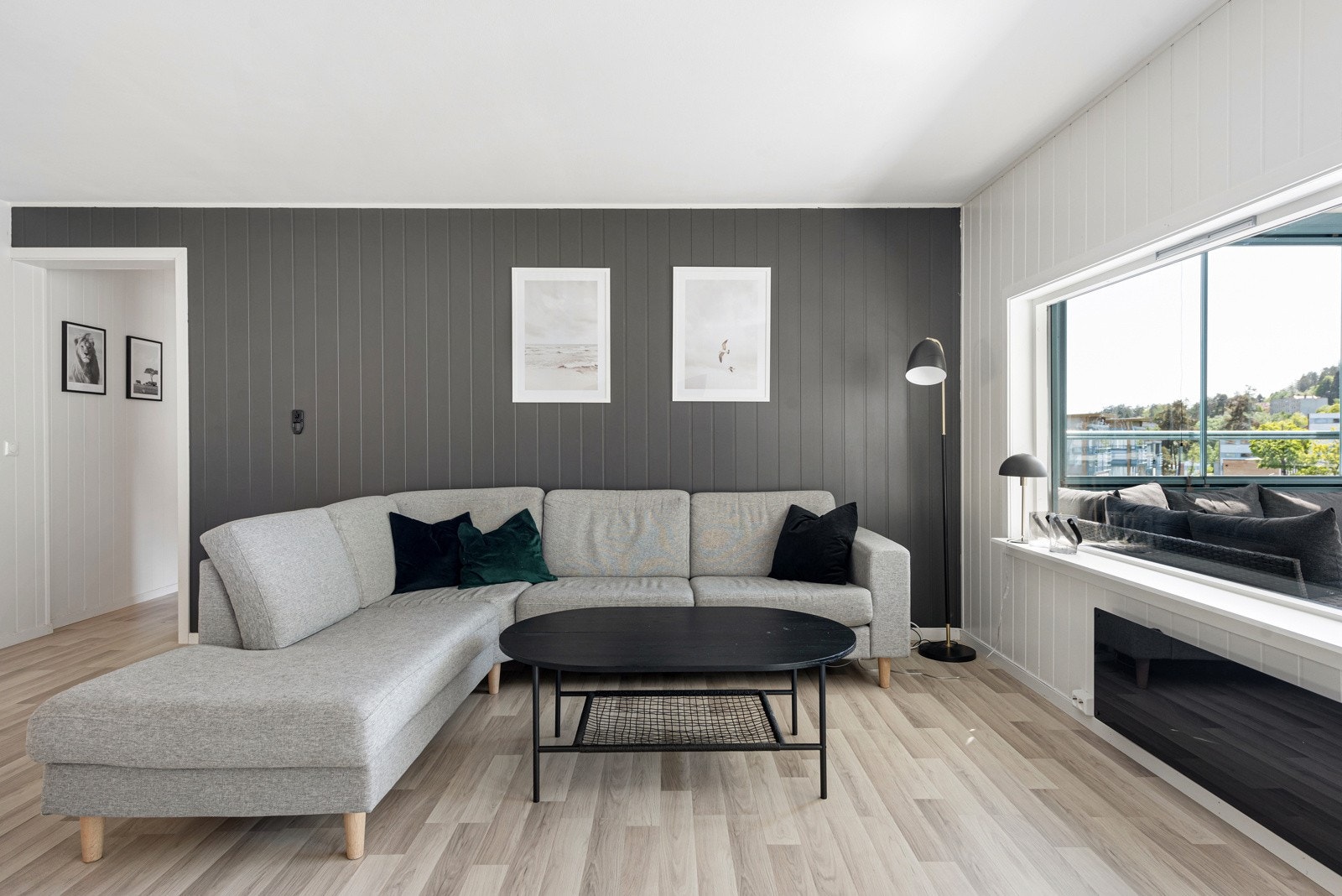 Det er god plass til en stor sofagruppe, TV og stuebord Galleribilde
