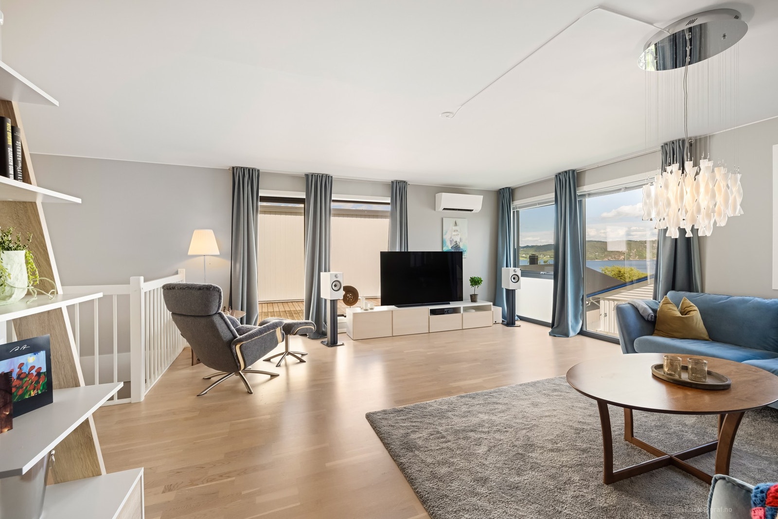 Stuen har store vindusflater som sørger for rikelig med naturlig lys. Galleribilde