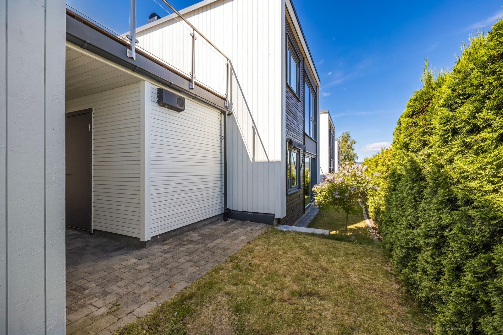 Fra carporten er det gjennomgang til en hyggelig liten hagedel. Galleribilde