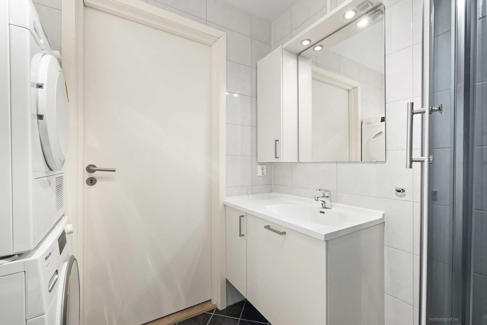 Det er opplegg for vaskemaskin og tørketrommel på badet. Galleribilde