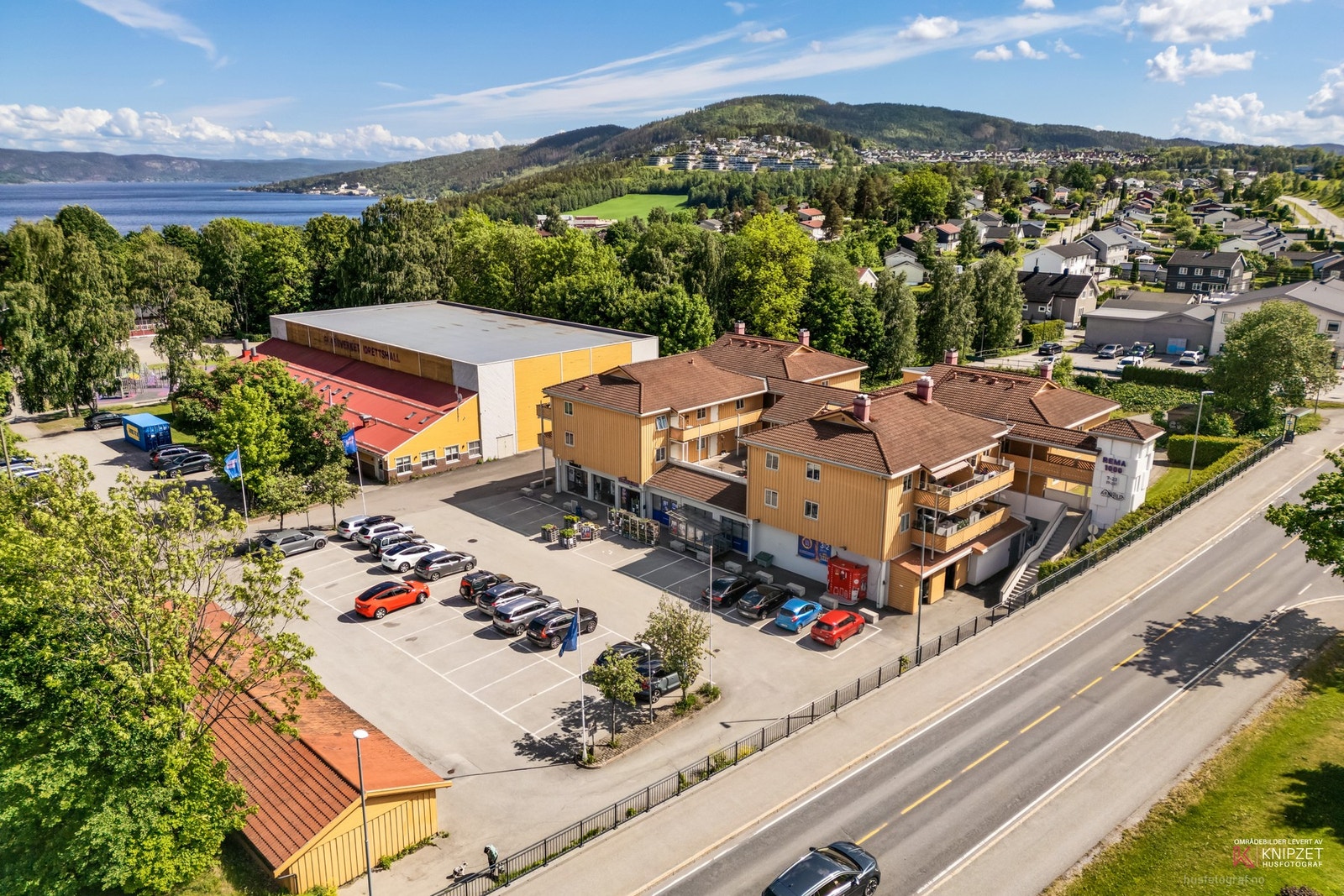 Både Kiwi og Rema 1000 ligger innenfor gangavstand. Galleribilde