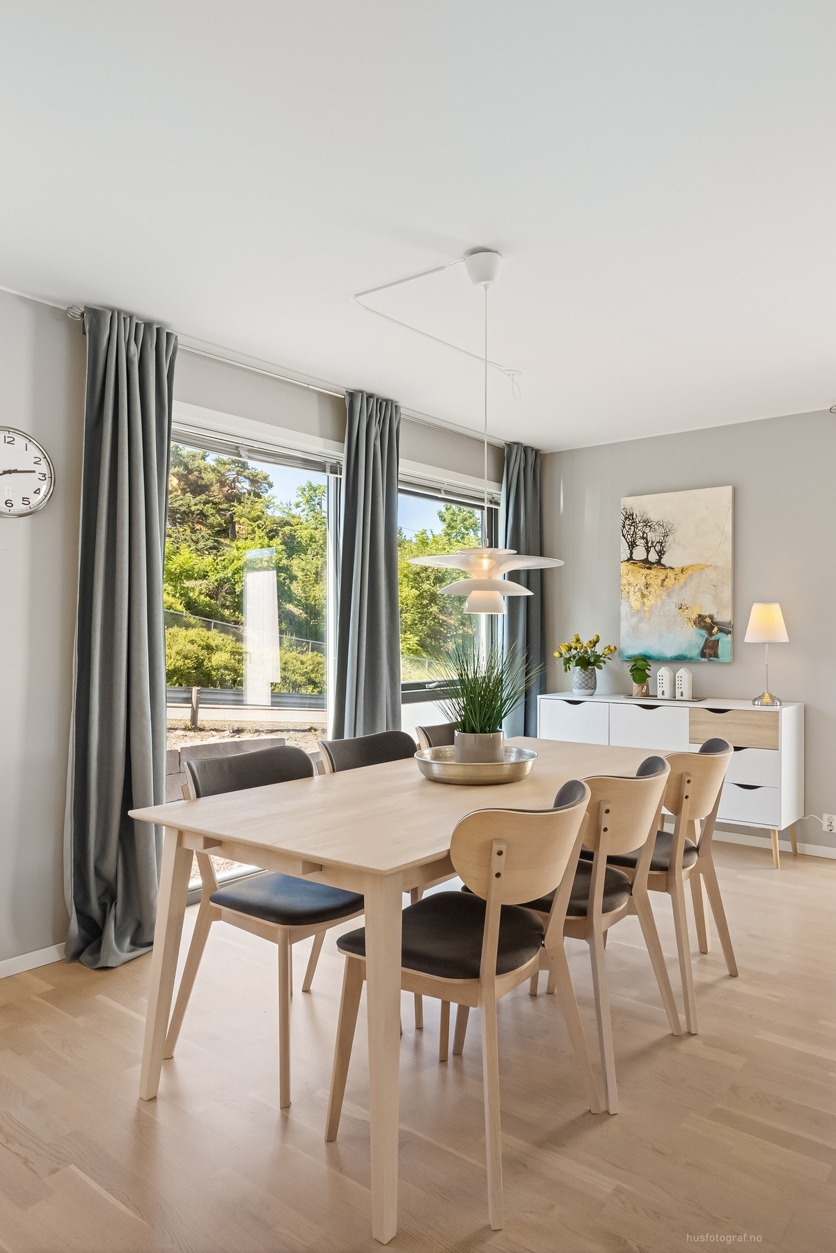 Boligen er pent innredet med overflater malt i moderne fargetoner og stilren parkett på gulv. Galleribilde