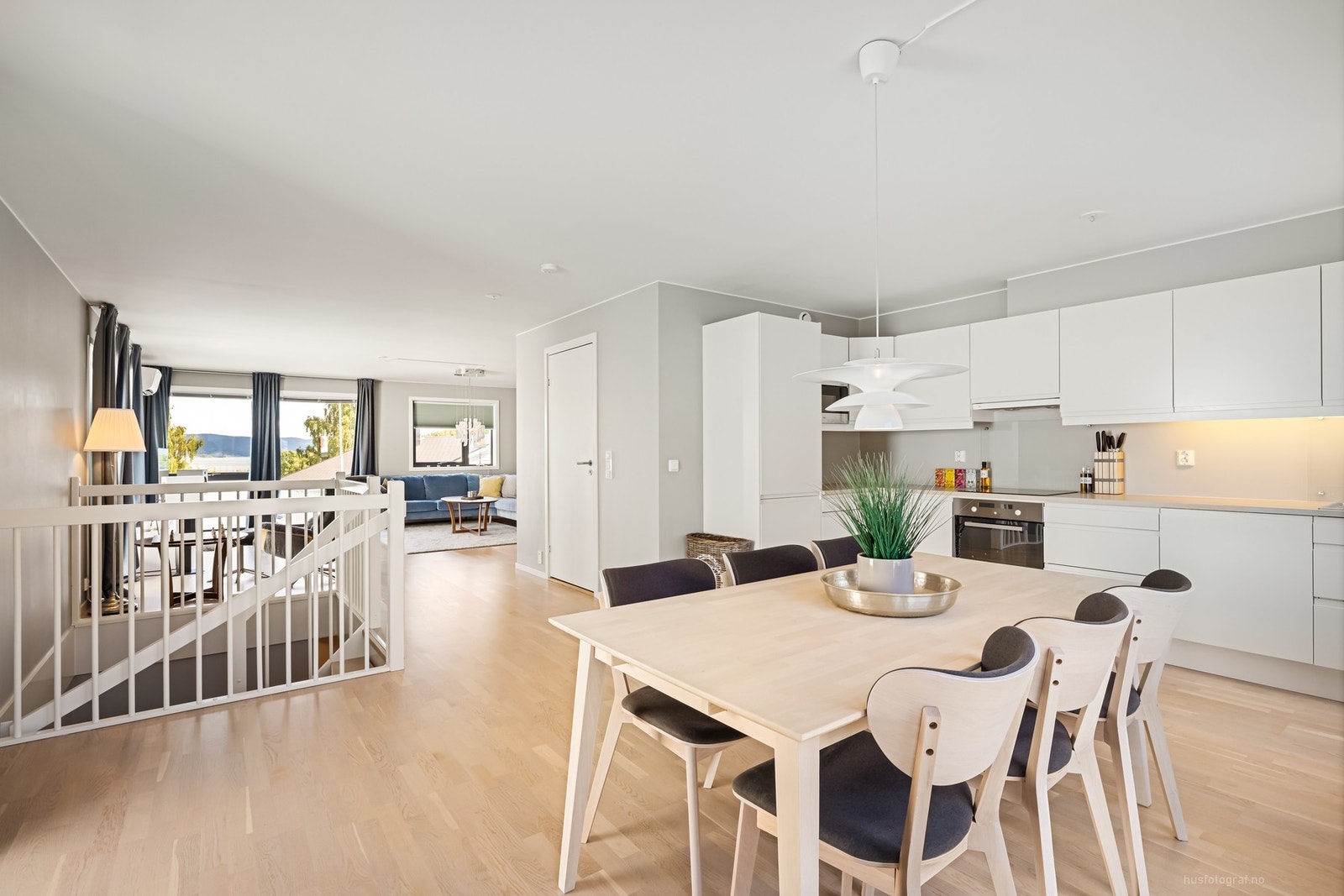 Den åpne planløsningen gjør det enkelt å møblere med et stort spisebord. Galleribilde