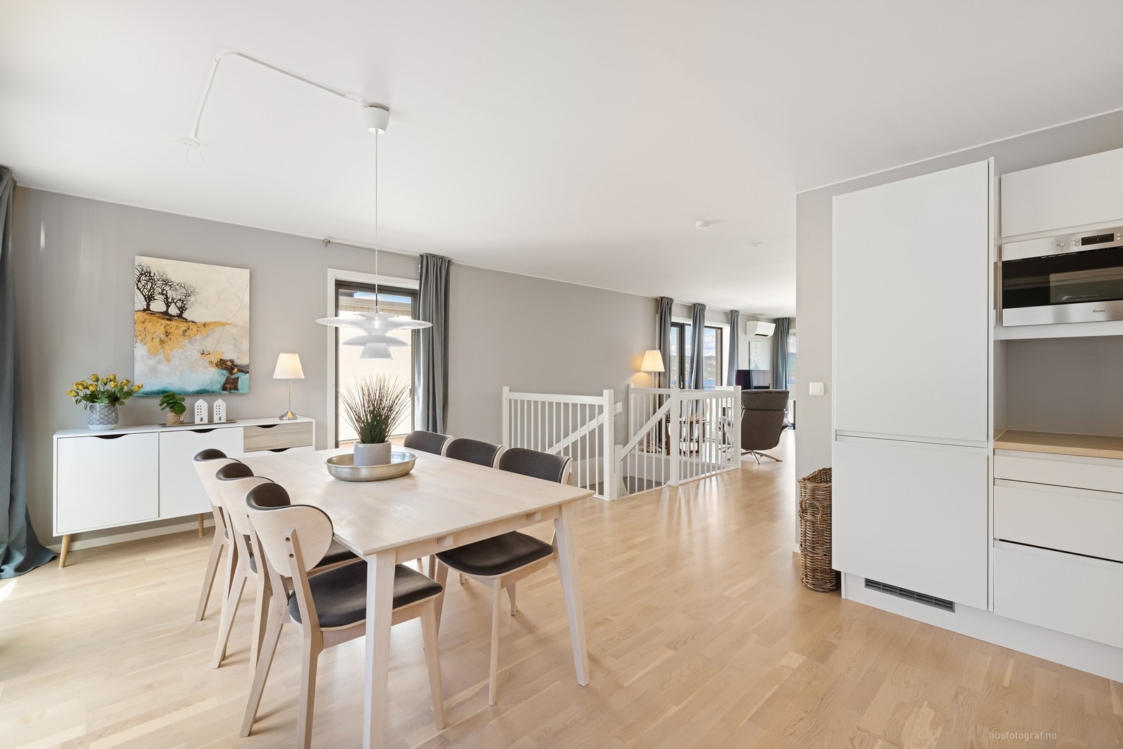 Innredningen har lyse, slette fronter med innfasede håndtak og slitesterk benkeplate. Galleribilde