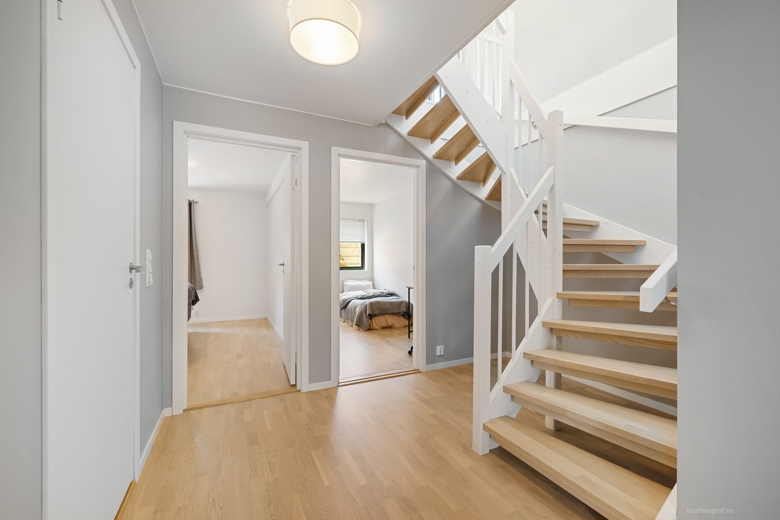 I 1. etasje finnes bad, 3 soverom og bod. Galleribilde