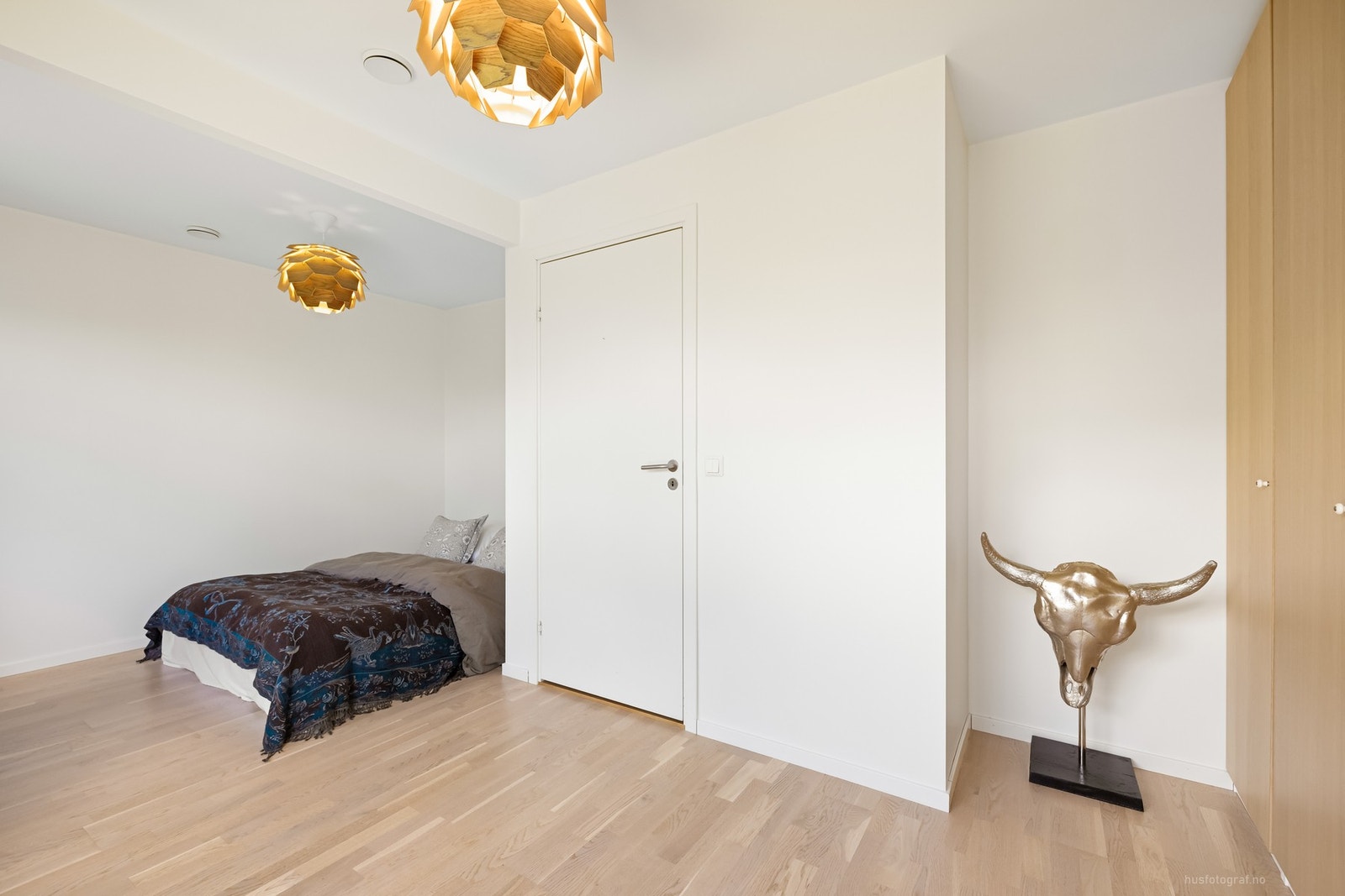 Soverom nr. 2 har parkett på gulv og overflater malt i lyse farger. Galleribilde