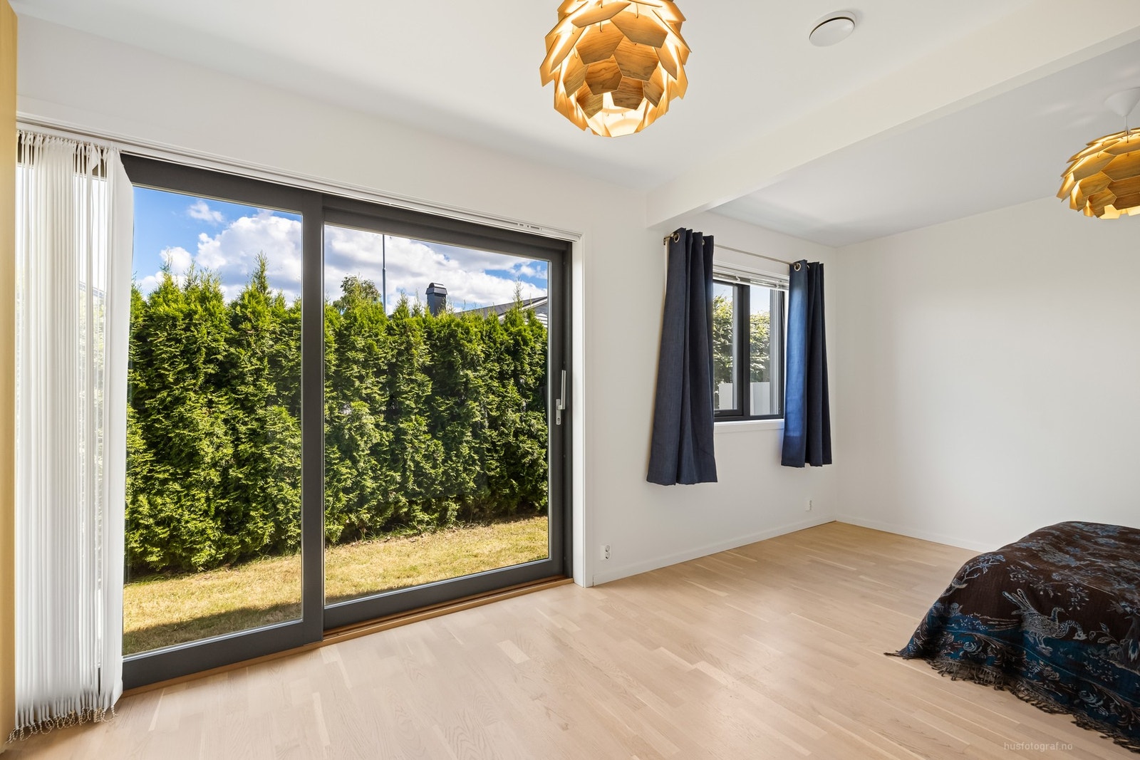 Lyst og innbydende soverom nr. 2 med store vindusflater. Galleribilde