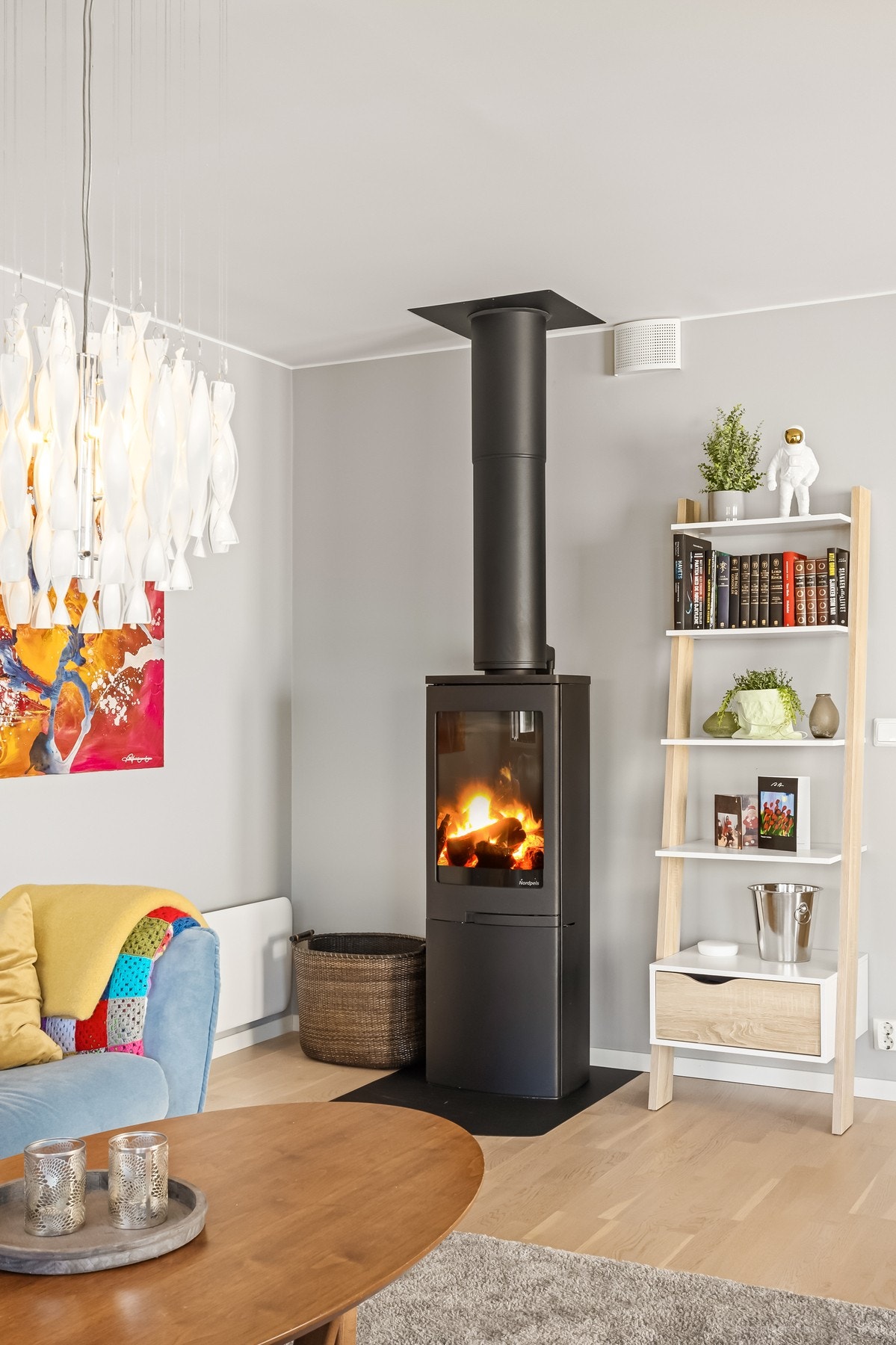 I stuen finnes en moderne peisovn som sammen med varmepumpe gir god varme til etasjen. Galleribilde